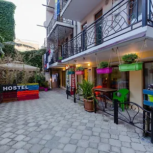 巴统冲浪旅馆 巴统